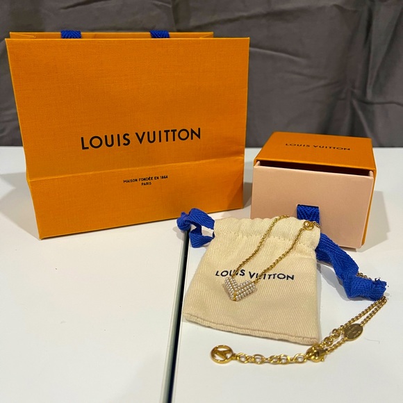 Pearl Louis Vuitton necklace